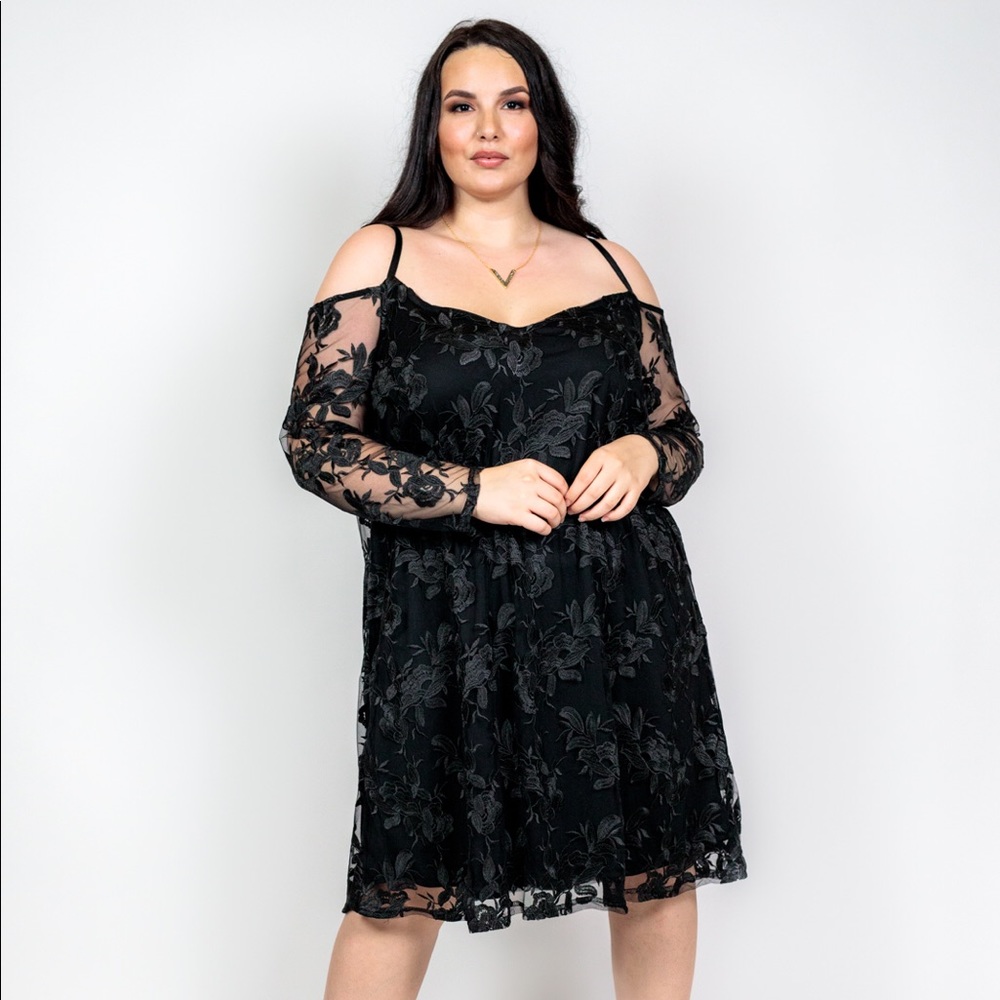 Plus Size ‘Lyra’ Lace Cold Shoulder Dress